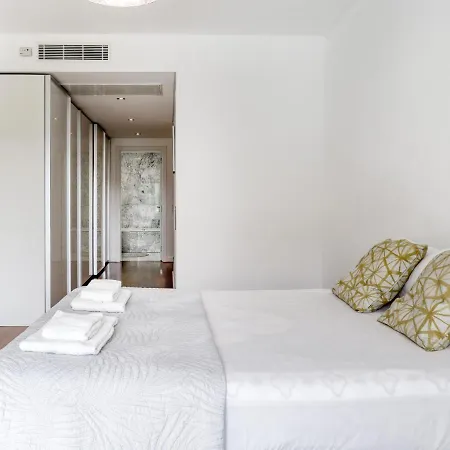 T3, In W/ Pool Near Airport Apartment Lisbon