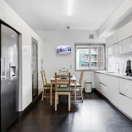 T3, In W/ Pool Near Airport Apartment Lisbon