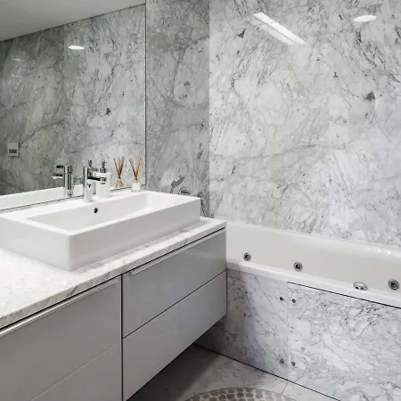 T3, In W/ Pool Near Airport * Lisbon