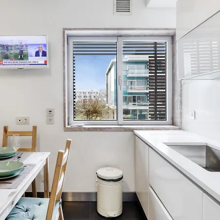 Apartment T3, In W/ Pool Near Airport Lisbon