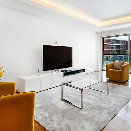 T3, In W/ Pool Near Airport Apartment Lisbon